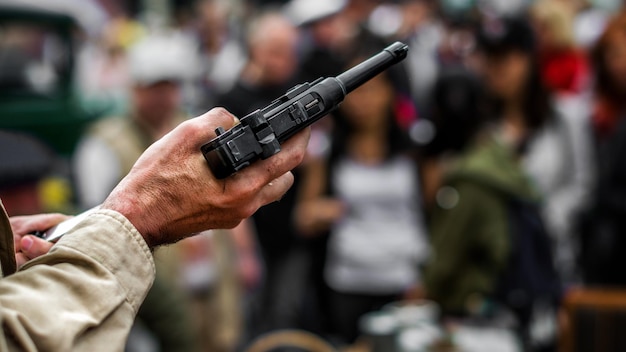 写真 銃を持った男のクローズアップ