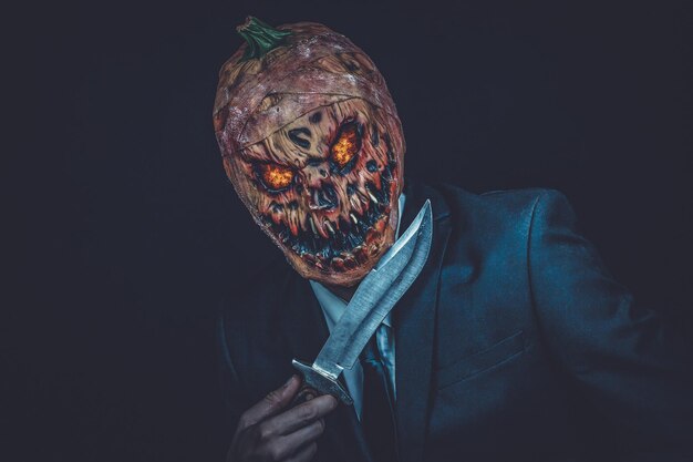 Фото Клоуз-ап человека с макияжем на хэллоуин на черном фоне