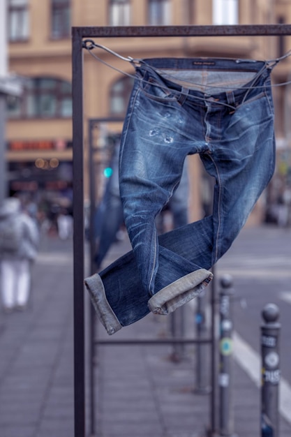 写真 路上で傘をかぶった男のクローズアップ