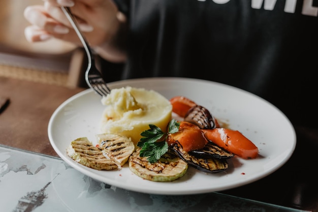 写真 皿で提供される食事のクローズアップ