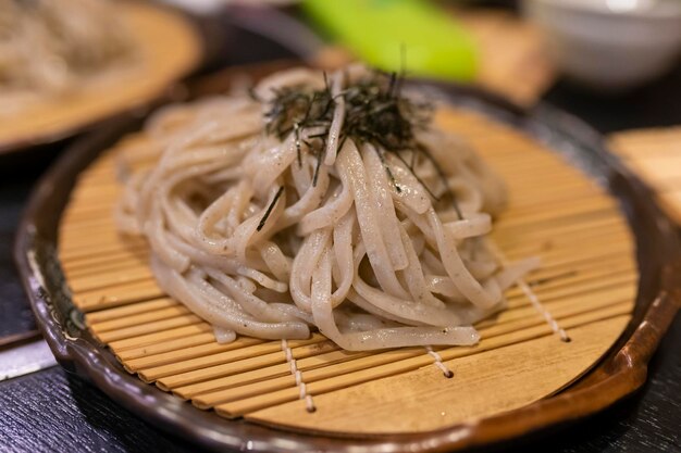 写真 テーブルの上の皿の肉のクローズアップ