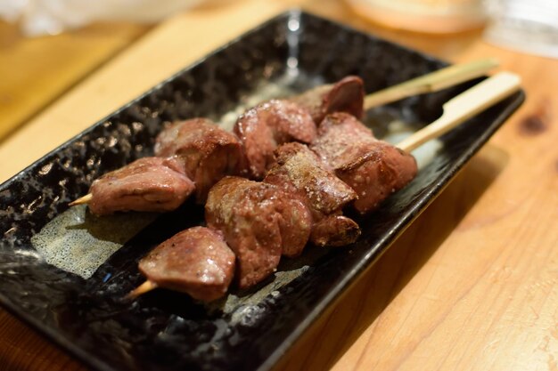 写真 テーブルの上の皿の肉のクローズアップ