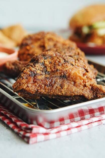 写真 皿の中の肉のクローズアップ