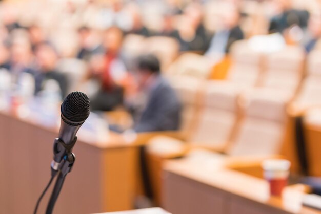 写真 ビジネス会議の前面のマイクのクローズアップ