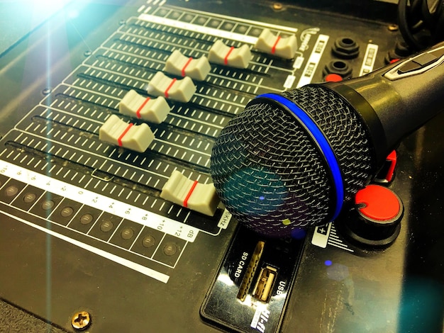 Фото Близкий план микрофона на звукозаписывающем оборудовании
