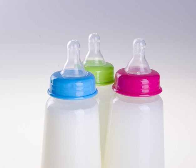 Фото Близкий план бутылки с молоком на белом фоне