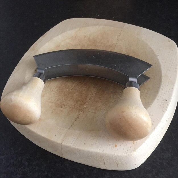 Фото Близкий план ножа для измельчения на доске для резки на кухне