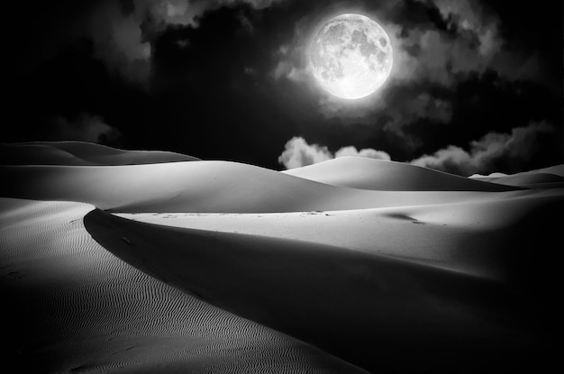 Фото Близкий план луны в пустыне