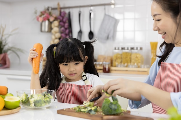 写真 母と娘のカット野菜のクローズアップ