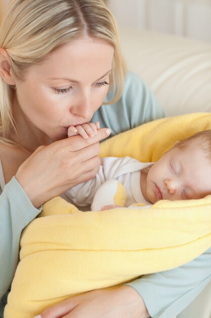 Фото Крупный план мать, целуя руку своего ребенка