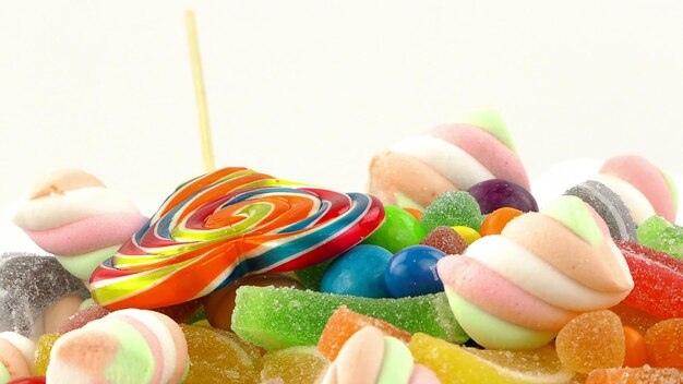 Фото Клоуз-ап многоцветных конфет на белом фоне