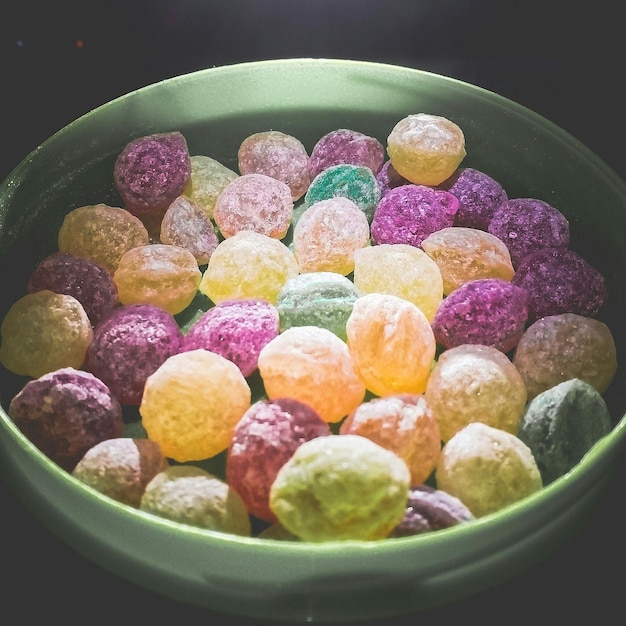 Фото Клоуз-ап многоцветных конфет в миске