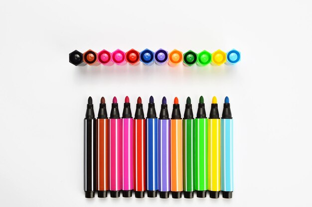 Фото Близкий план многоцветных ручек на белом фоне