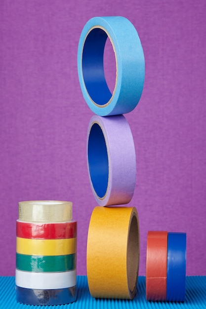 사진 보라색 배경 에 맞춰 테이블 위 에 있는 다채로운 테이프 의 클로즈업