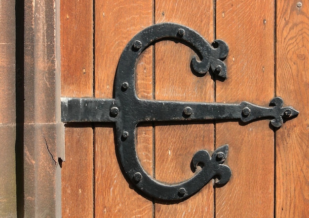 Фото Близкий план старого шарнира на деревянной двери