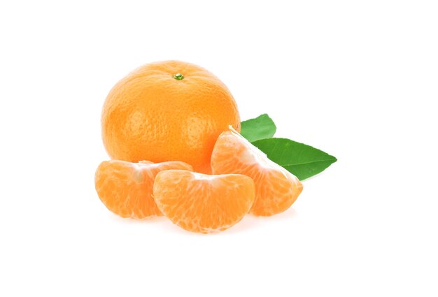 写真 白い背景にオレンジの果物のクローズアップ