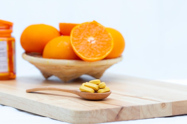 사진 절단판 에 있는 오렌지 과일 의 클로즈업