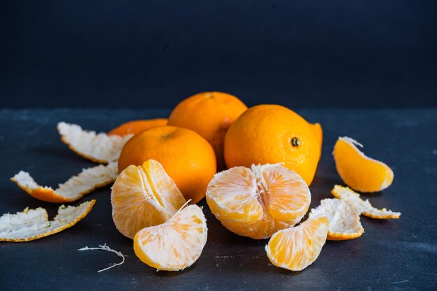 写真 テーブル上のオレンジのフルーツのクローズアップ