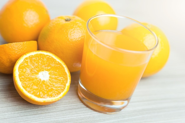写真 テーブル上のオレンジジュースのクローズアップ