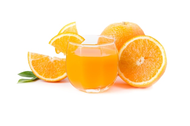 写真 白い背景のオレンジスライスとジュースのクローズアップ