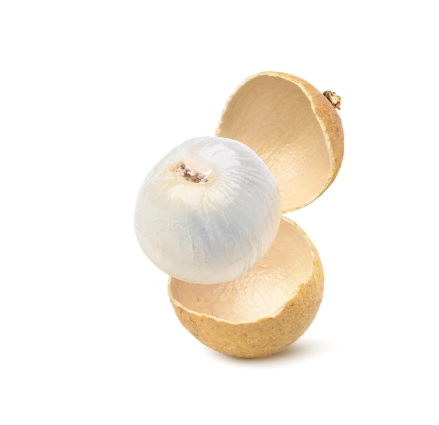 사진 껍질을 벗긴 longan 과일의 클로즈업 흰색 배경에 고립입니다.