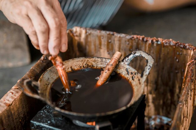 写真 食器で食べ物を調理している人のクローズアップ