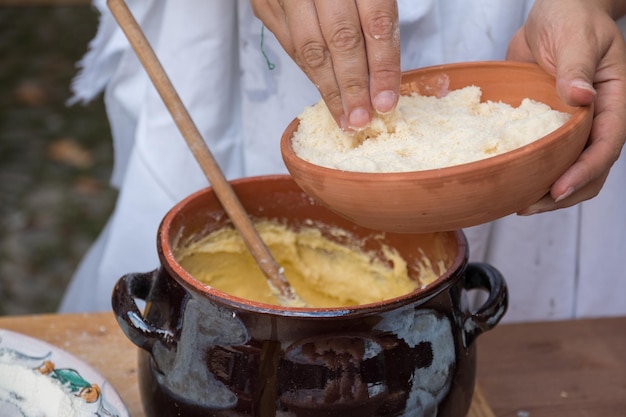 写真 料理を準備している人のクローズアップ