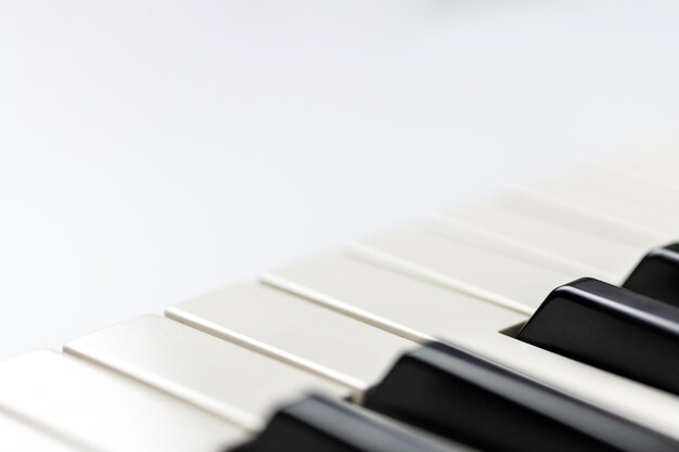 Фото Близкий план клавиш фортепиано на белом фоне