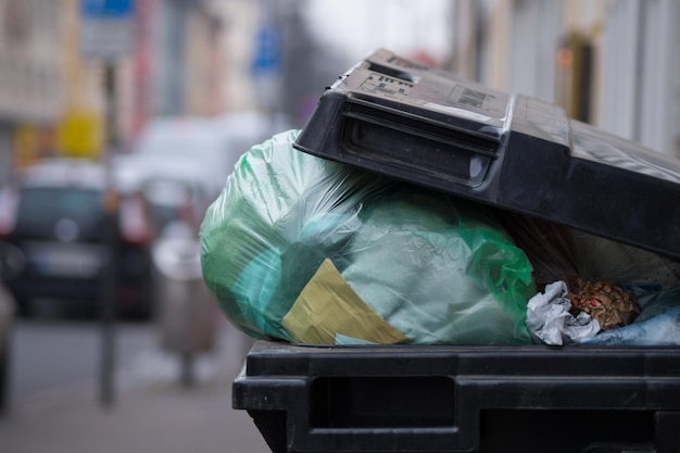 写真 ゴミ箱の中のプラスチック袋のクローズアップ