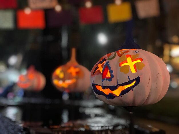 Фото Клоуз-ап тыквы, украшенной на хэллоуин