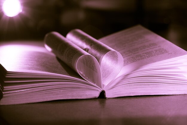 Фото Ближайший план фиолетовой книги на столе