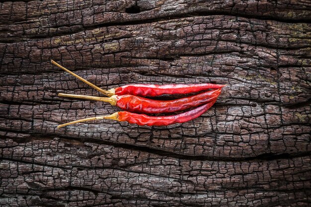 Фото Близкий план красного перца на дереве
