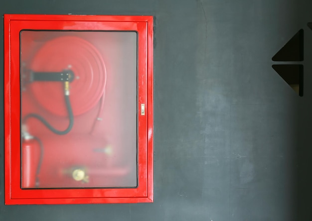 Фото Близкий снимок красной двери с отражением на стене