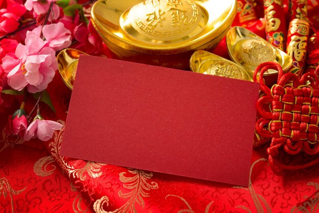 Фото Близкий снимок красного конверта золотыми слитками во время религиозного мероприятия