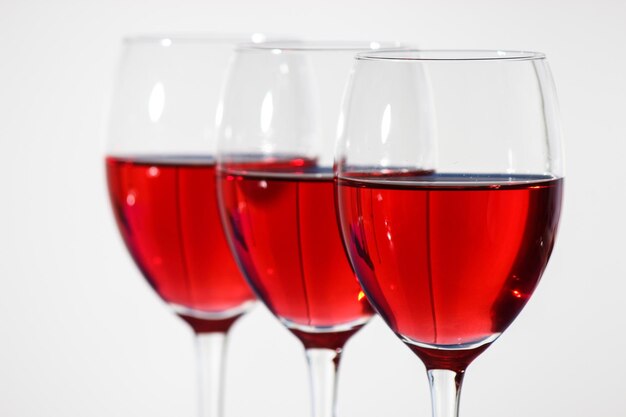 写真 白い背景の赤いワイングラスのクローズアップ