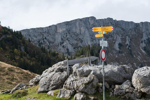 写真 天空を背景に岩の上にある道路標識のクローズアップ