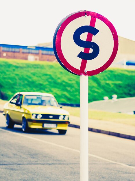 写真 道路標識のクローズアップ