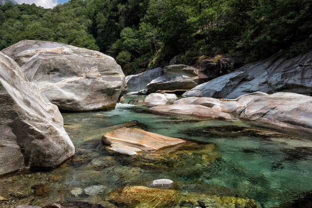 사진 강 에 따라 암석 형성 의 근접 사진