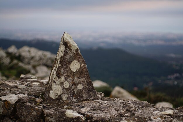 写真 山上の岩のクローズアップ