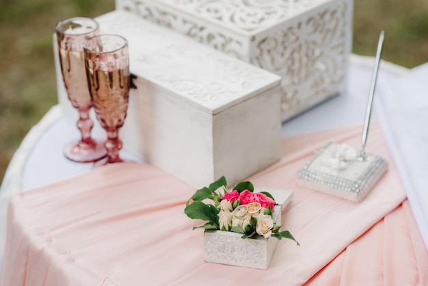 사진 테이블 위 에 있는 장미 의 클로즈업