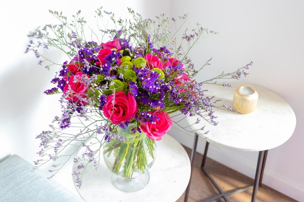 Фото Крупный план роз в вазе на столе
