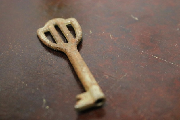 Фото Близкий план ржавого металлического ключа на столе