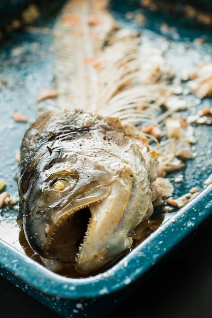 写真 鍋の中のサーモンのクローズアップ