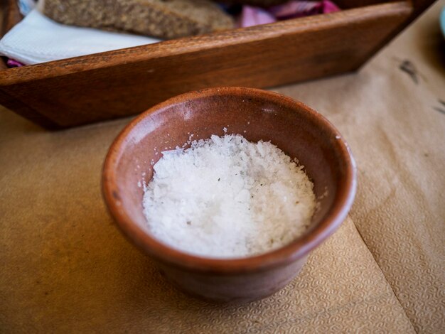 写真 テーブルの上にある鉢の中の塩のクローズアップ