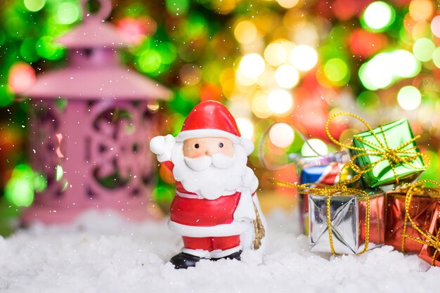 写真 雪の中のクリスマスのサンタのクローズアップ