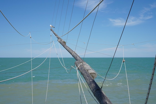 写真 澄んだ空を背景にした海のクローズアップ