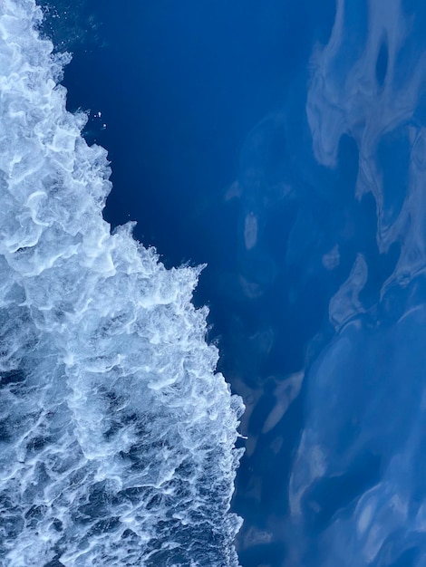 写真 空に照らされた海のクローズアップ