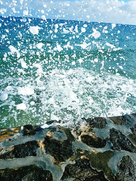 写真 空に照らされた海岸のクローズアップ