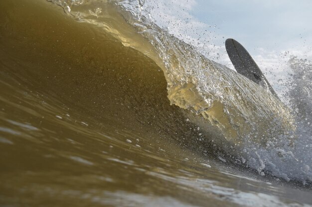 写真 浜辺にスプラッシュする海の波のクローズアップ