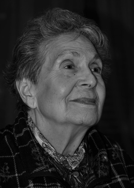 Фото Клоуз-ап пожилой женщины на черном фоне